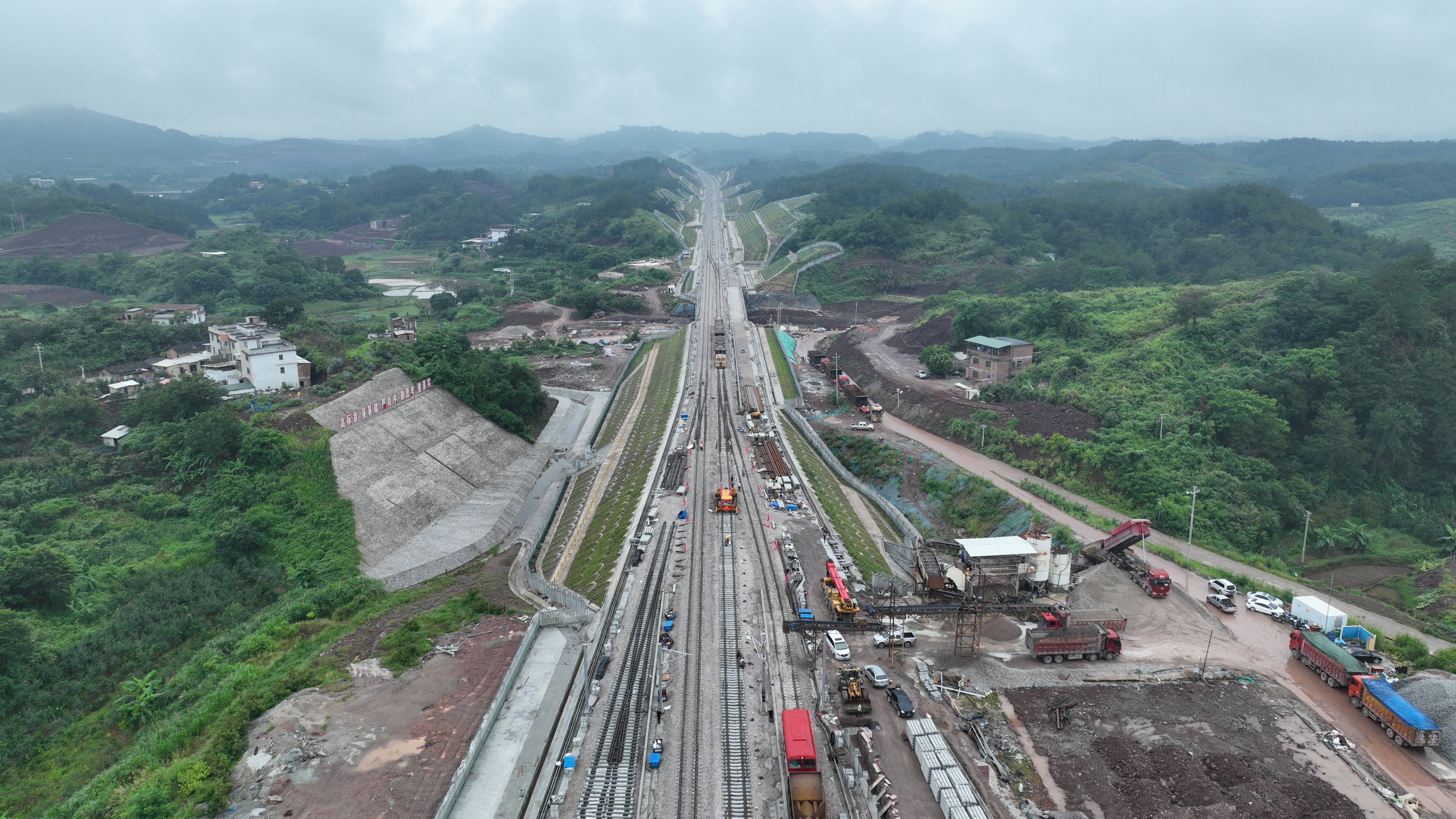 铺轨完成的龙龙铁路.傅艺鹏 摄