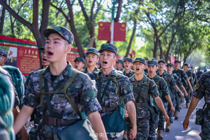 加钢淬火!千余名武警新兵徒步行军