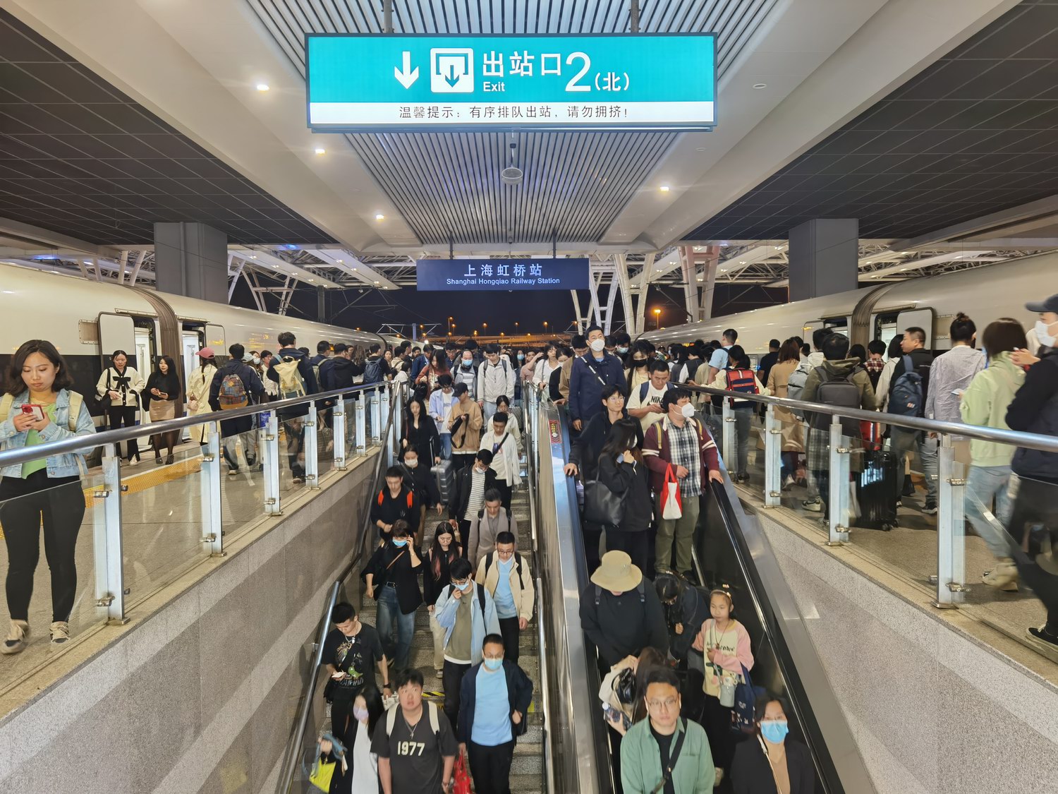 上海虹桥站夜间到达旅客.