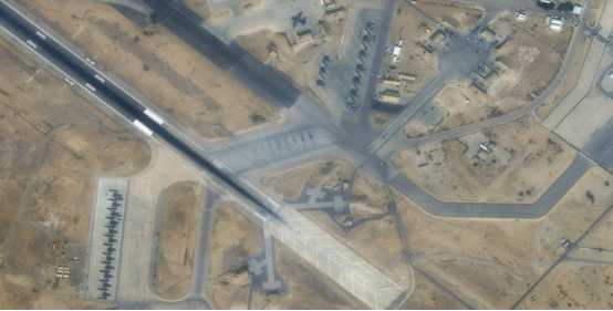 觅熵科技技术人员研判，1月21日的卫星影像显示，在位于约旦的穆沃法克·萨勒迪美空军基地，整齐停放有大量转场至此的F-15战机