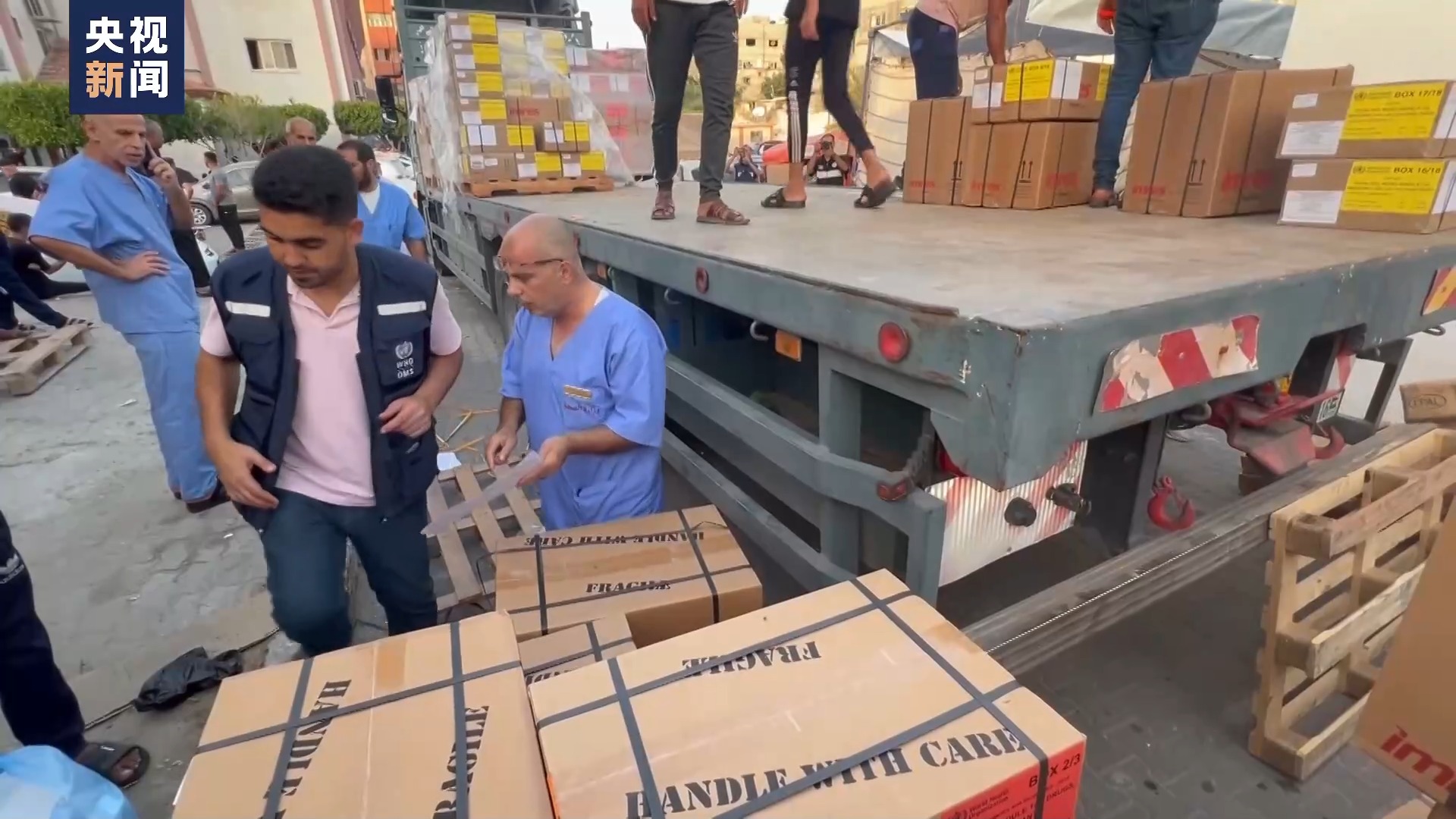 运载人道援助物资的卡车从拉法口岸埃及一侧进入加沙_凤凰网视频_凤凰网