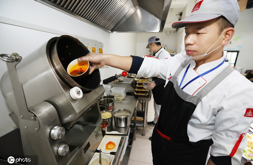 高校食堂现自动炒菜机器人 30秒一盘菜