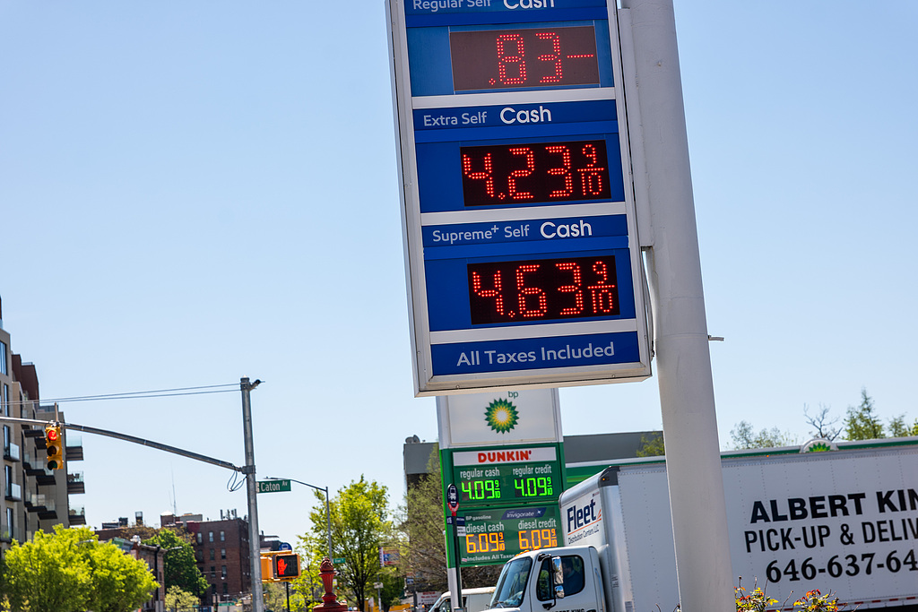 21日，美国纽约布鲁克林一加油站显示油价仍处于高位。（视觉中国）
