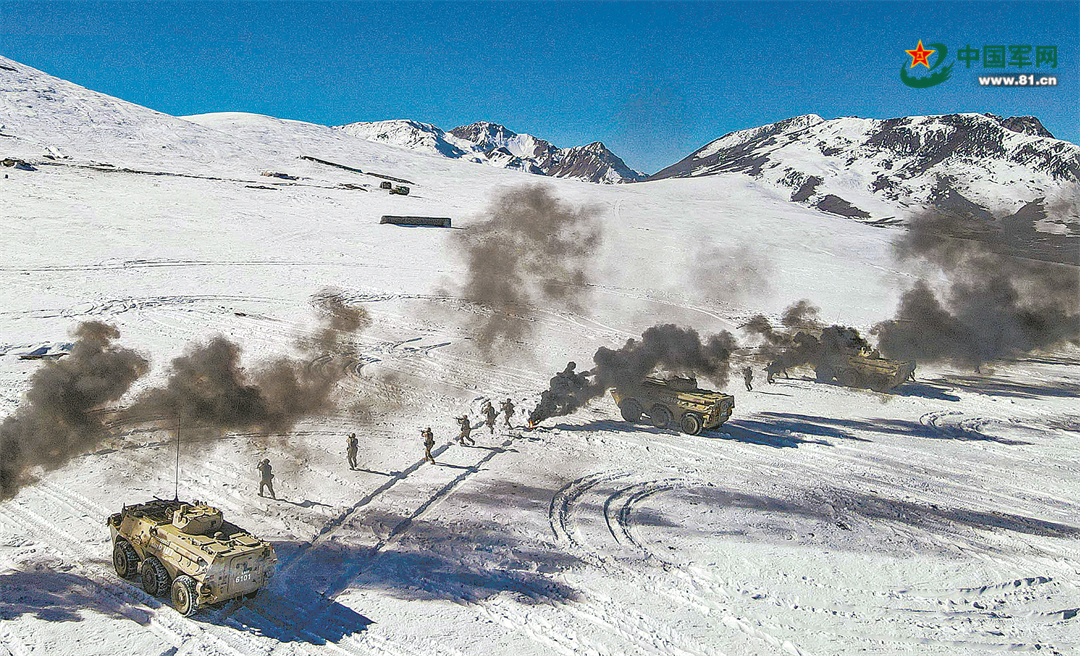 硝烟弥漫中，步战协同发起冲击。