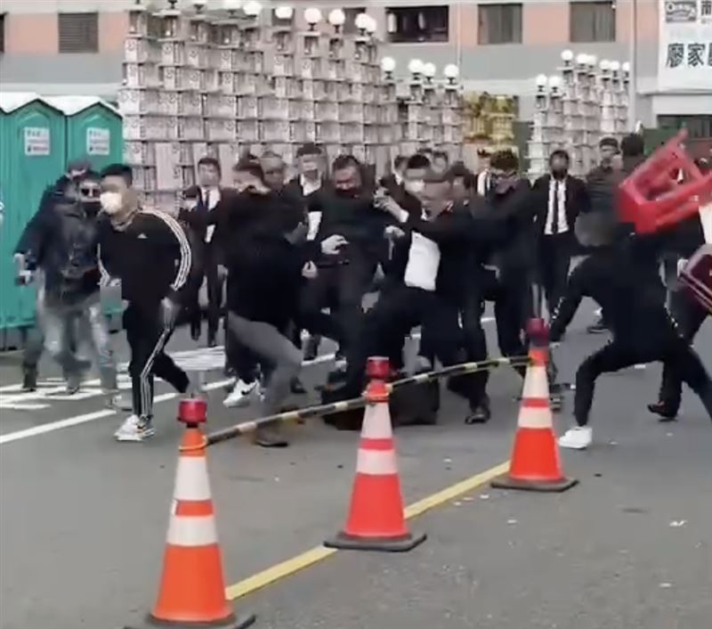 20多人大打出手!桃园一遗体告别仪式竟发生群殴,交通锥也被当武器