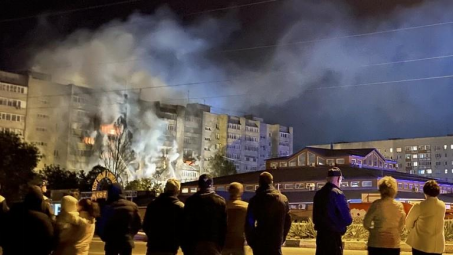 一架苏-34战斗轰炸机坠毁后,有目击者看到附近居民楼起火 图自俄罗斯卫星网/俄新社