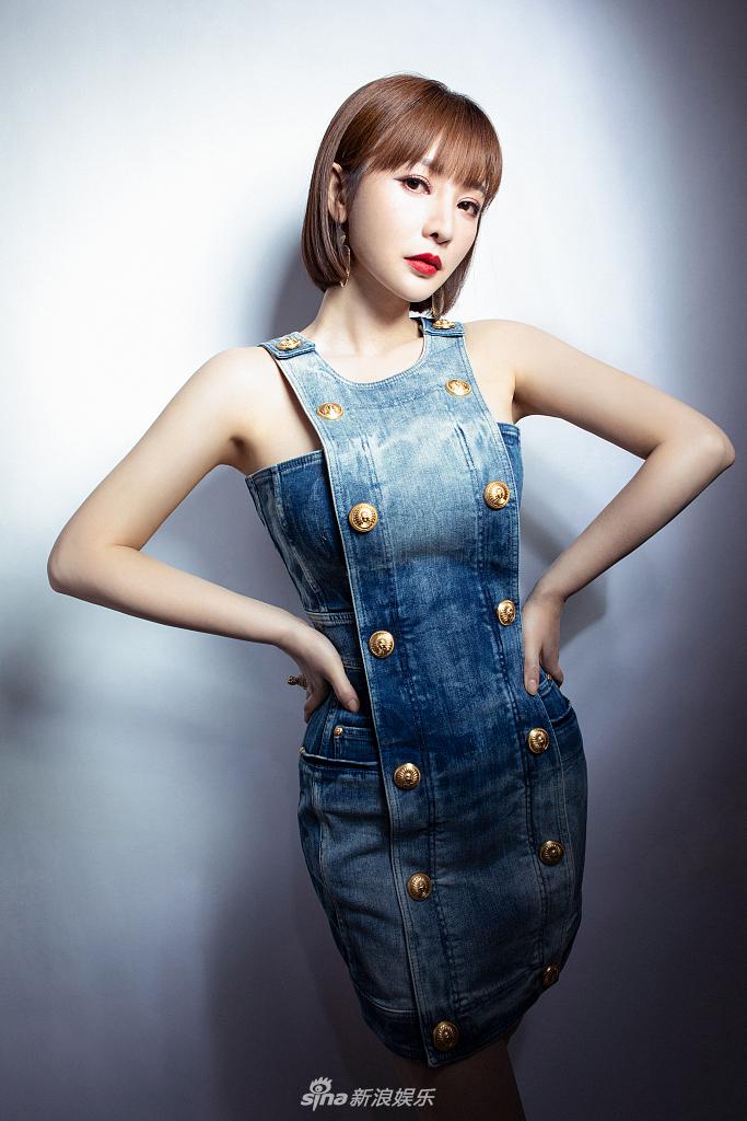 柳岩迎夏写真清新又魅惑设计感背心牛仔裙勾勒曼妙身材