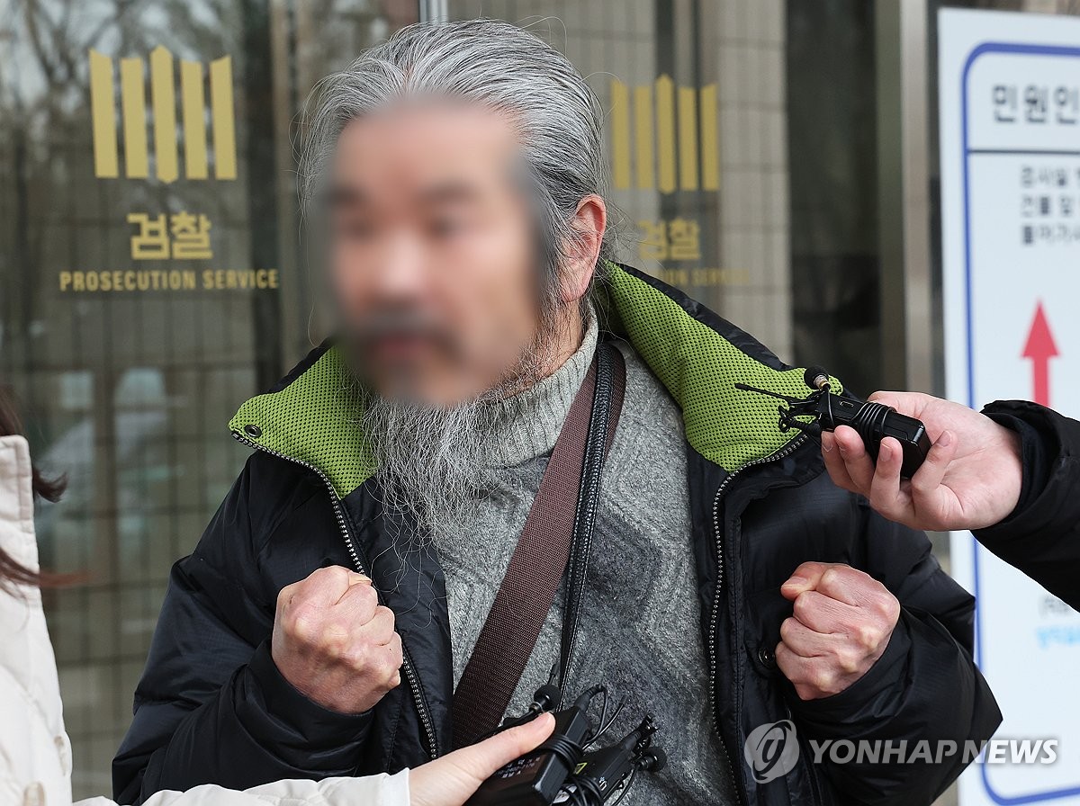 在韩国水原地方法院因夜间违规外出而受到起诉的"素媛案"强奸犯赵斗淳