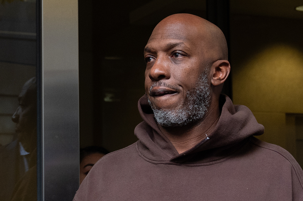 10月23日，开拓者主教练比卢普斯出席听证会，因涉嫌非法赌博被指控。（视觉中国）