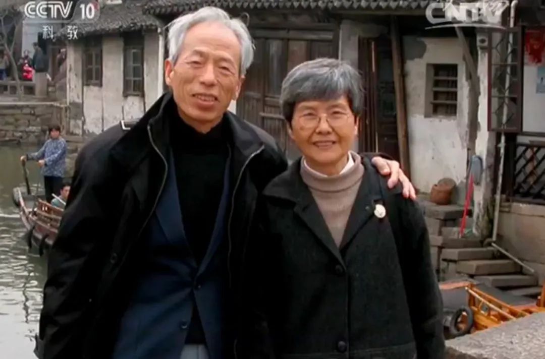 樊锦诗与彭金章相识于未名湖畔他送的礼物总是不合她的心意可是她也没