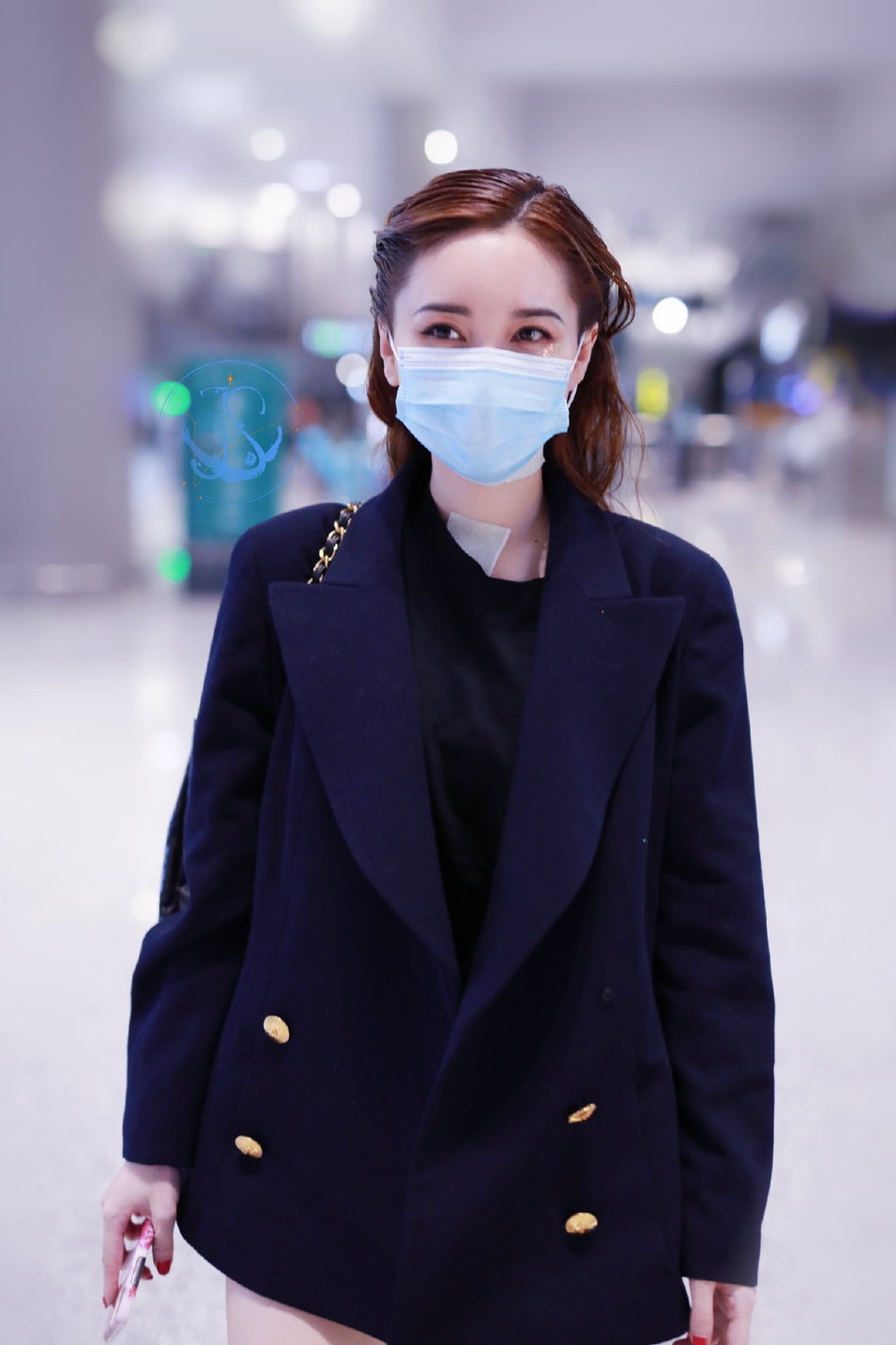 金莎穿深蓝色西装秀美腿02深夜带妆赶飞机显疲惫