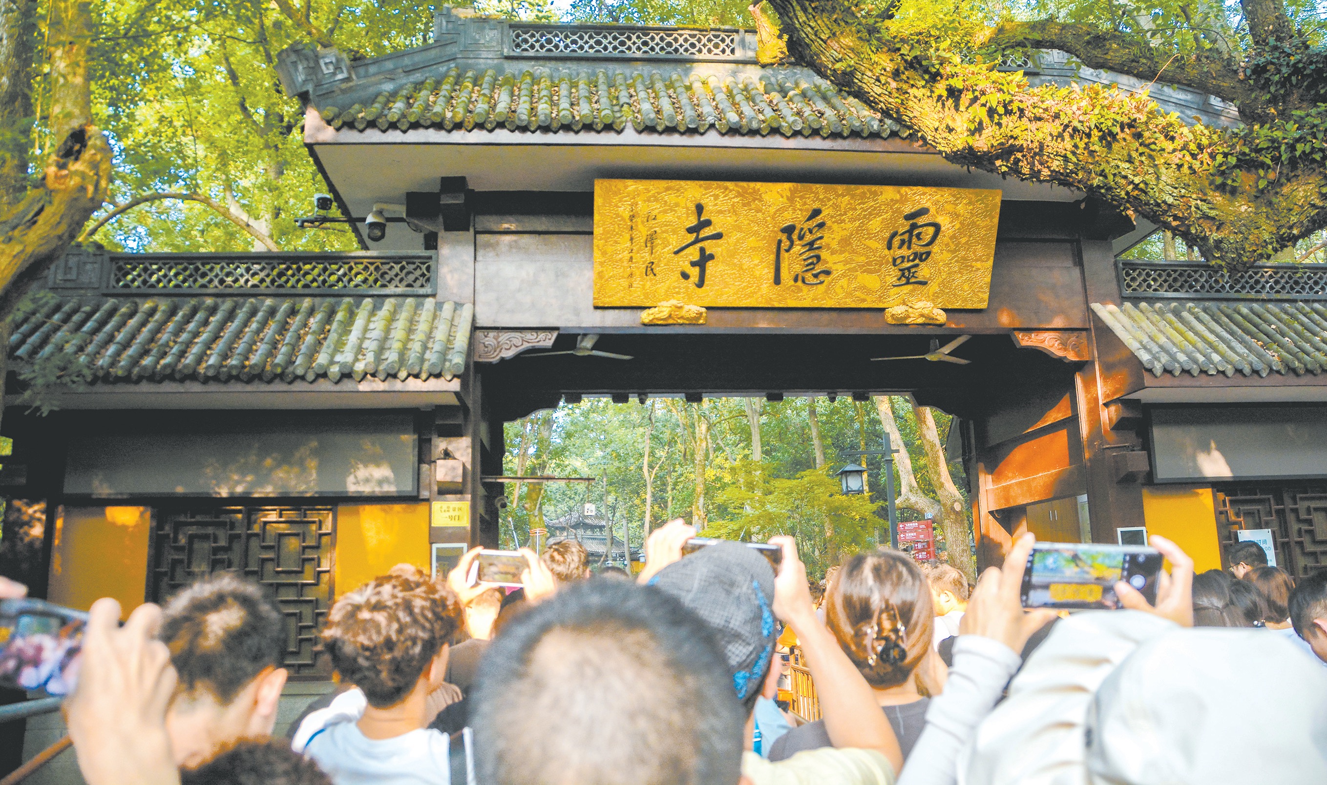 杭州灵隐寺游人如织。（视觉中国）