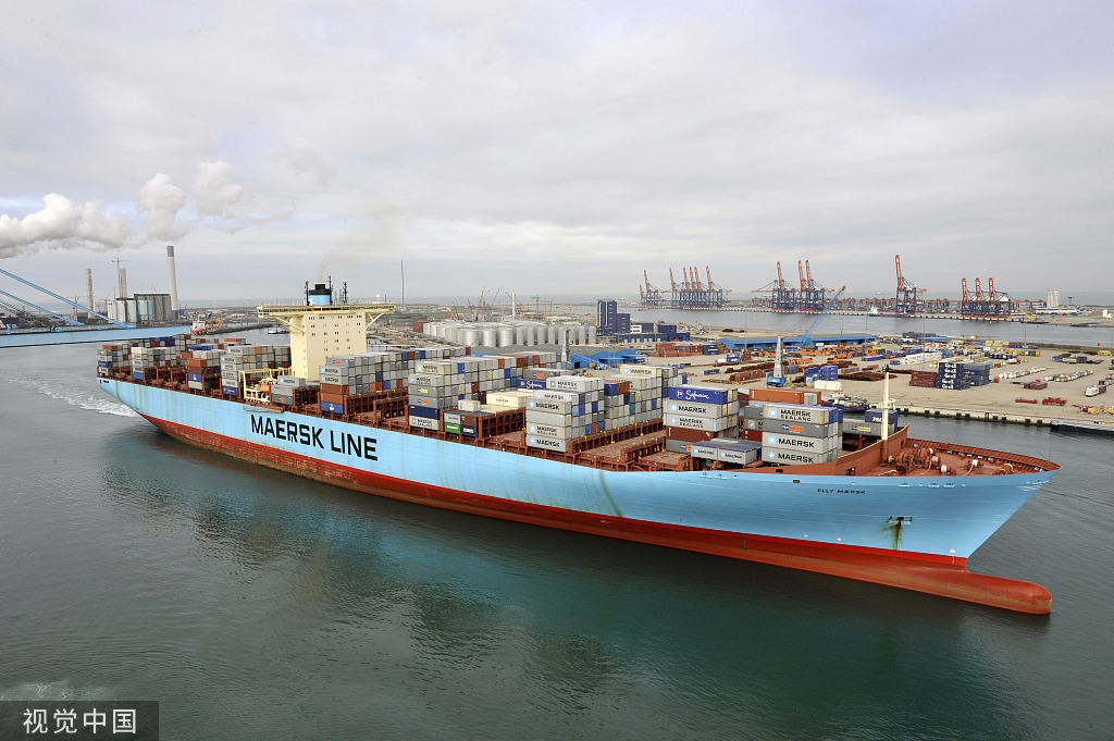 丹麦航运巨头马士基公司的集装箱船驶离荷兰鹿特丹港(视觉中国)