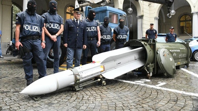 2019年意大利警方与查获的这枚空空导弹合影