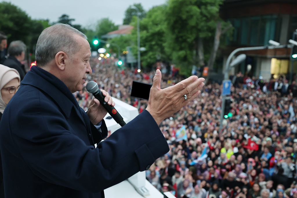 5月28日，土耳其伊斯坦布尔，土耳其总统埃尔多安赢得总统决选时，向聚集在其位于kisikli社区的住所外的支持者发表讲话。（视觉中国）