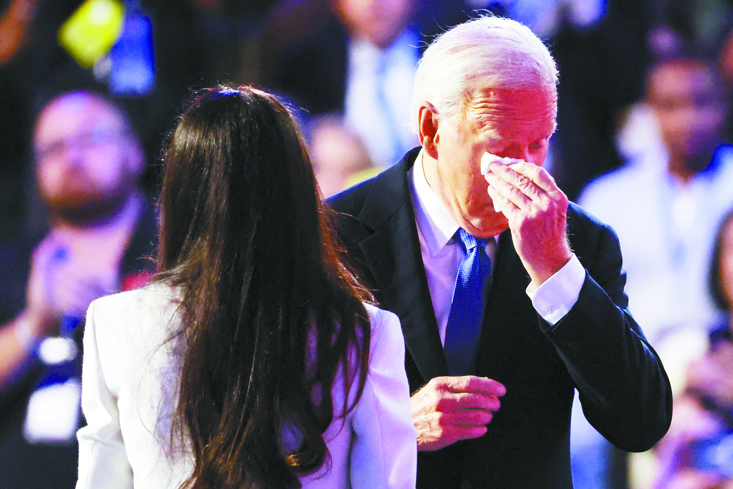 19日晚，美国伊利诺伊州芝加哥，美国总统拜登在民主党全国代表大会首日发表讲话前，擦拭眼泪。（澎湃影像）