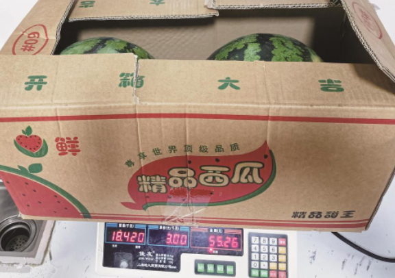 汪先生用家中的台秤称重,西瓜实际重量为18.4公斤.受访者供图