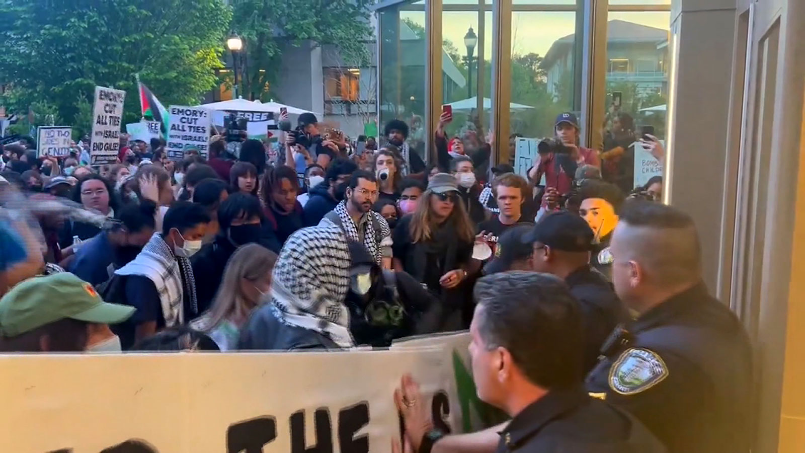 埃默里大学的抗议者与警察对峙 图源：美媒