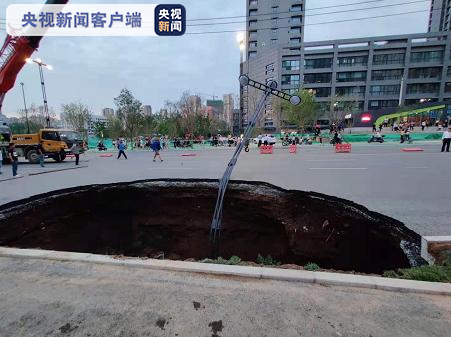受雁翔路市政道路塌陷影响，西安地铁5号线理工大曲江校区站B口通道临时关闭