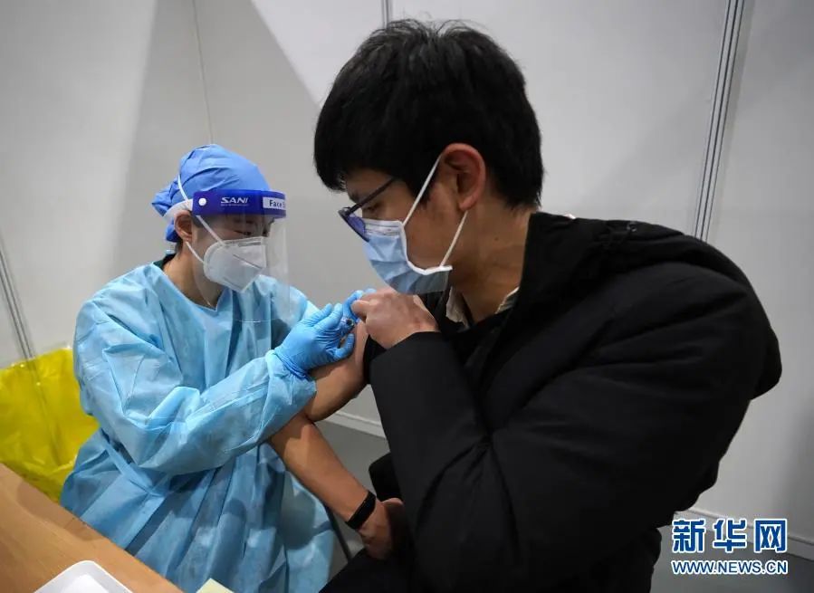 1月26日，在设立于北京市朝阳规划艺术馆的接种点，市民接种疫苗。新华社记者 贾浩成 摄