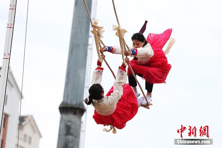 朝鲜族摔跤,跳板,秋千等国家级非物质文化遗产项目精彩上演,吸引大量