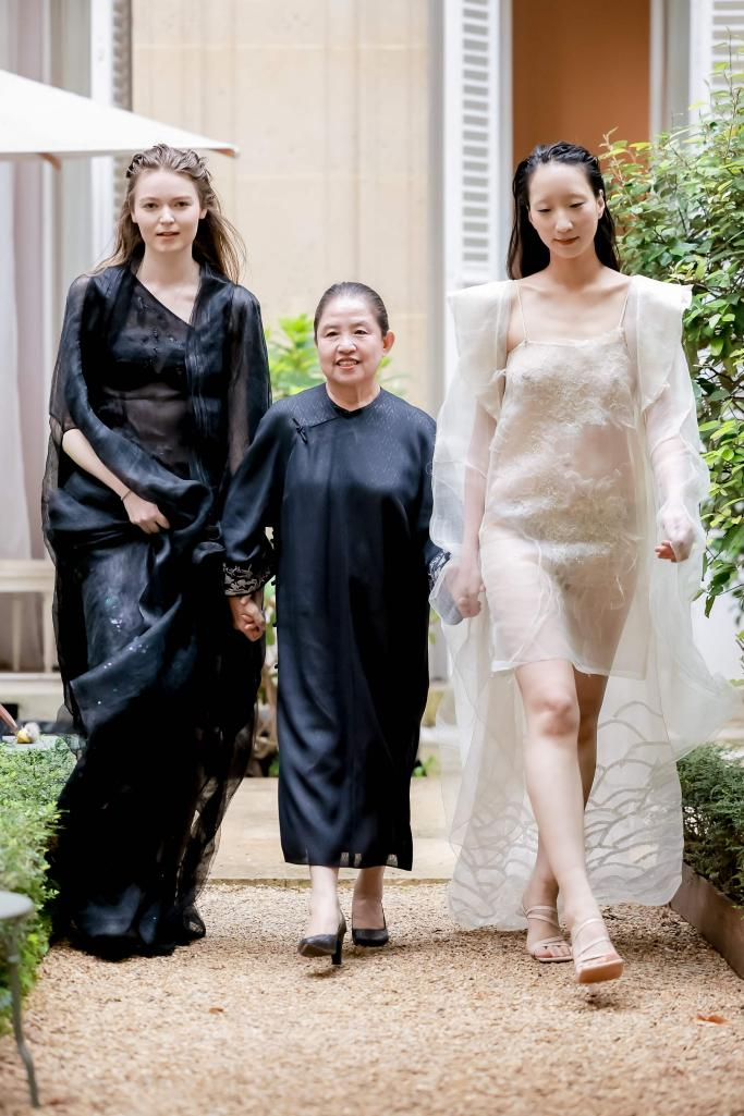 大秀现场，设计师李薇（主办方供图）