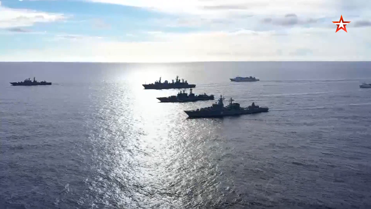 俄军舰队在太平洋中部演习画面