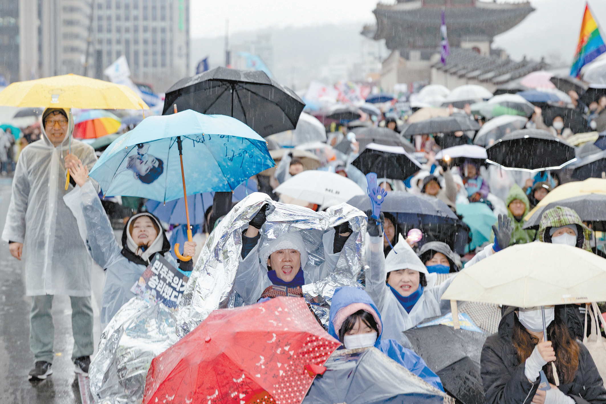 4月5日，韩国首尔，部分市民冒雨在光化门集会，庆祝尹锡悦被罢免总统职务，并要求对他进一步追责。（法新社）