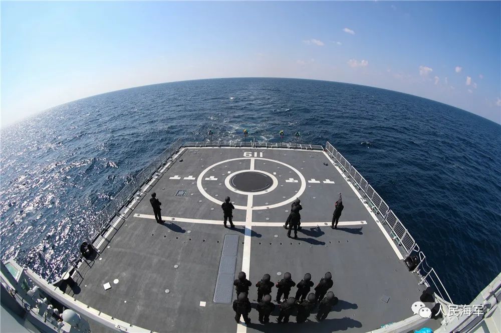 "编队指挥员吕东方说:"编队官兵深入学习贯彻中央军委2021年开训动员