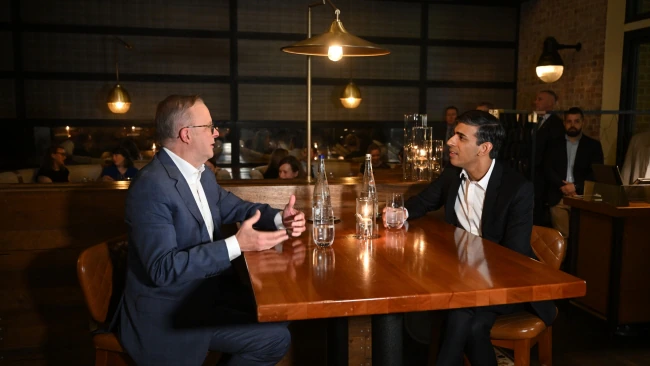 当地时间12日晚，澳大利亚总理阿尔巴尼斯、英国首相苏纳克在加州圣迭戈一家餐馆进行了会面    图源：澳大利亚“天空电视台”