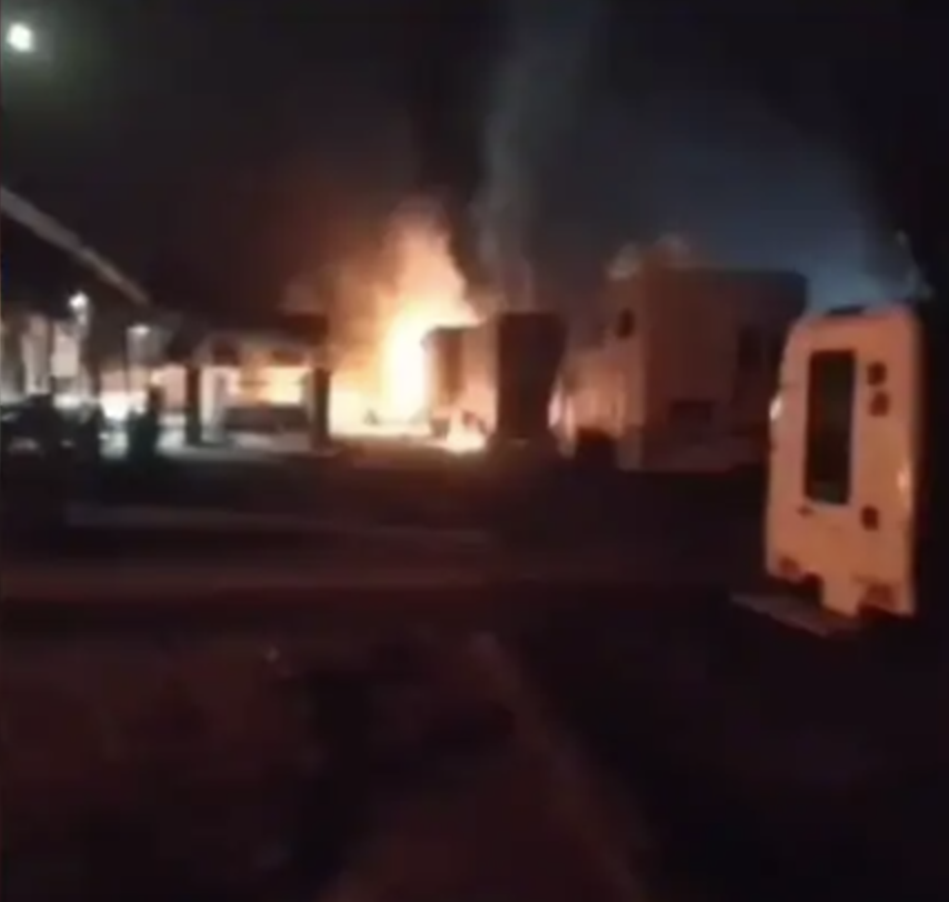 印媒在报道此事时配图称，袭击现场发生爆炸。 图源：印度新德里电视台