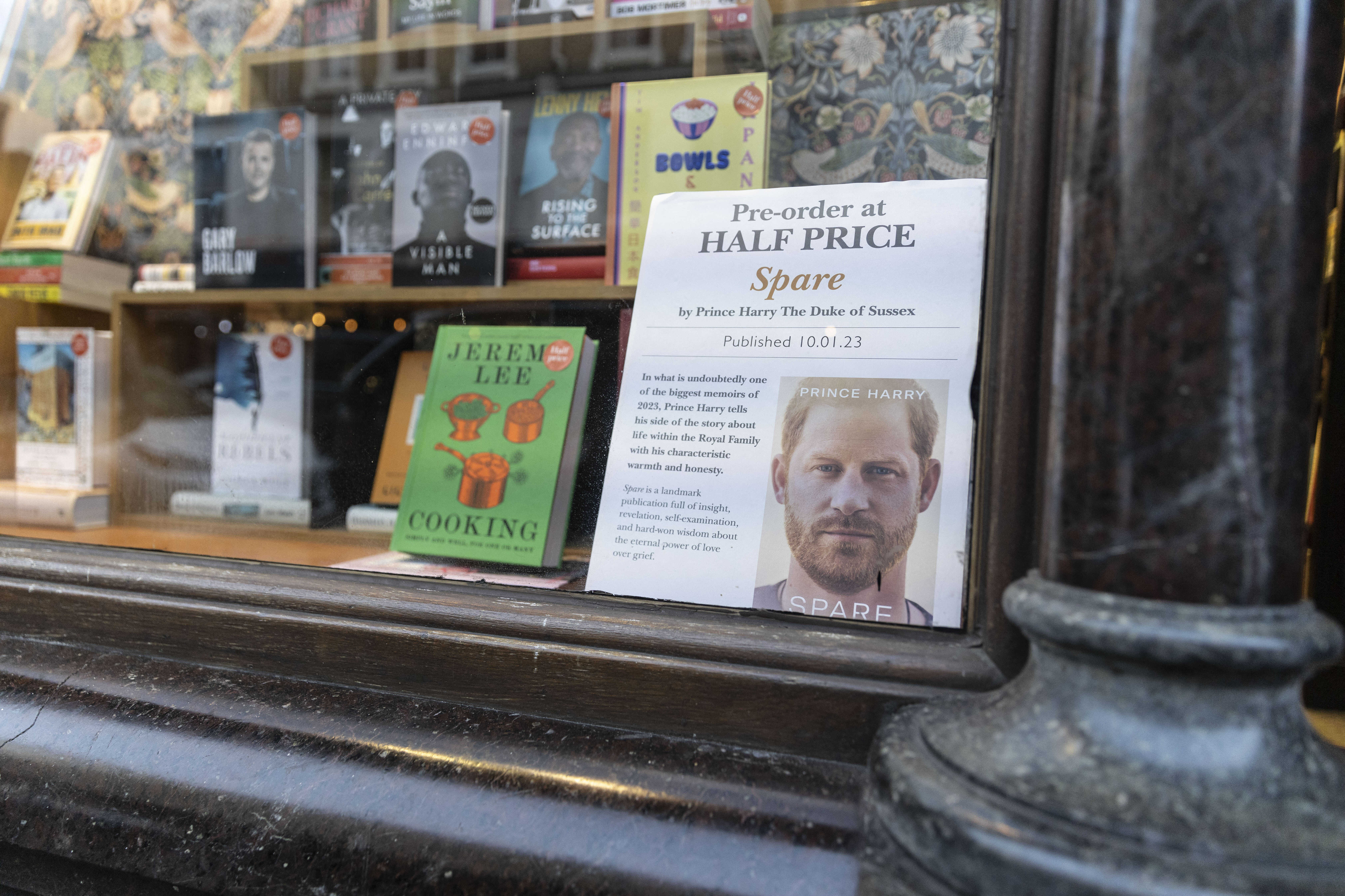 当地时间2023年1月5日，英国伦敦，书店门口宣传英国哈里王子的自传《备胎》。（IC photo）