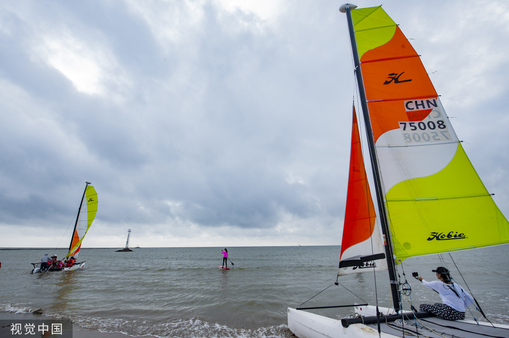 海南琼海第八届潭门赶海节举行市民海滩上赶海