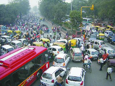各种车辆汇集 在新德里大街上。