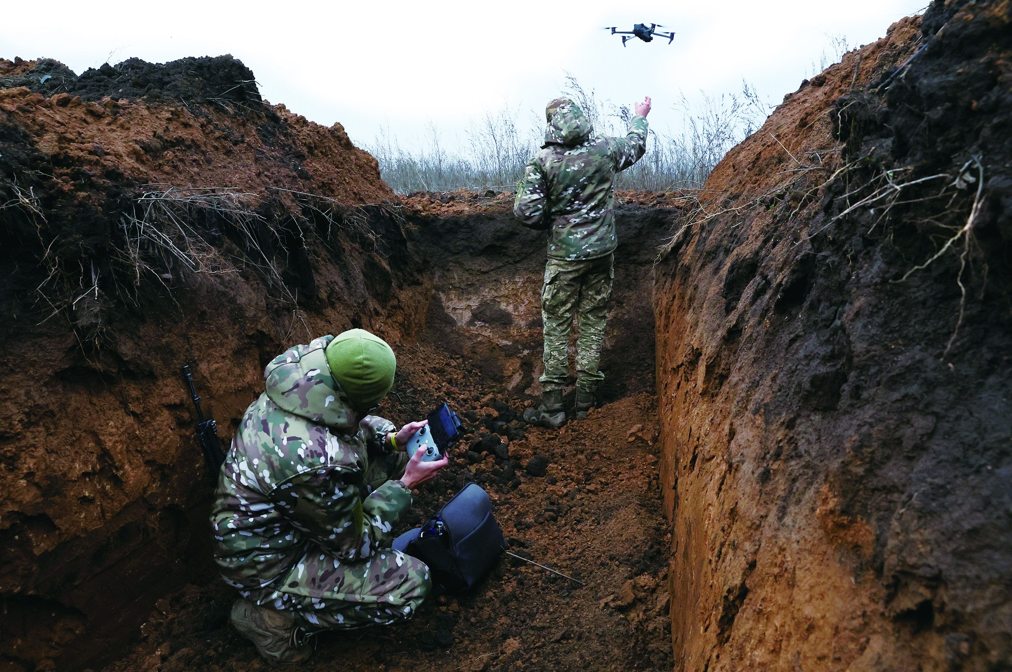 当地时间11月25日，巴赫穆特地区的乌克兰士兵对无人机进行测试。