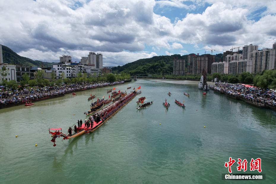 贵州施秉988米木龙舟载300余人盛装游江展演