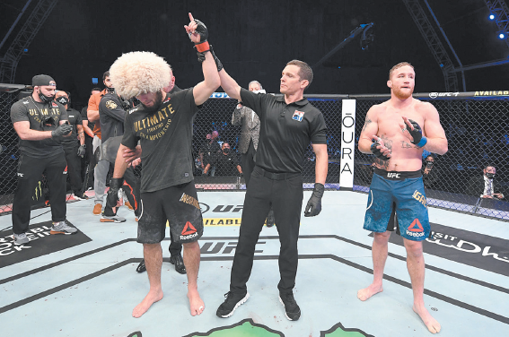 努尔马戈梅多夫(左)在与美国选手盖奇的比赛中获胜。