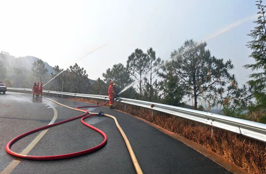 消防救援隊伍在紅塔區青雲路上為山林降溫,防止復燃.曾永洪 攝