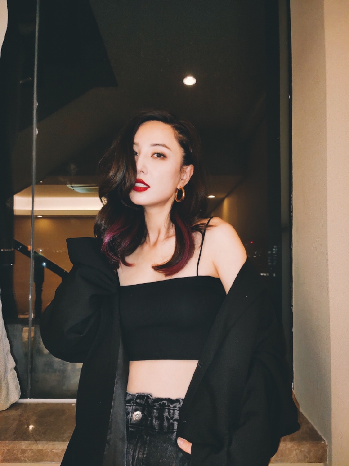 郑希怡穿黑色吊带秀好身材挑染紫色发尾酷飒有型