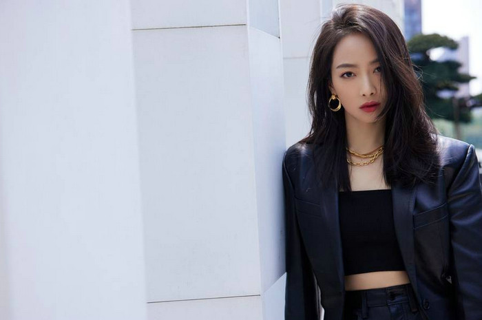 宋茜穿黑色抹胸配皮衣帅气摆拍飒酷十足