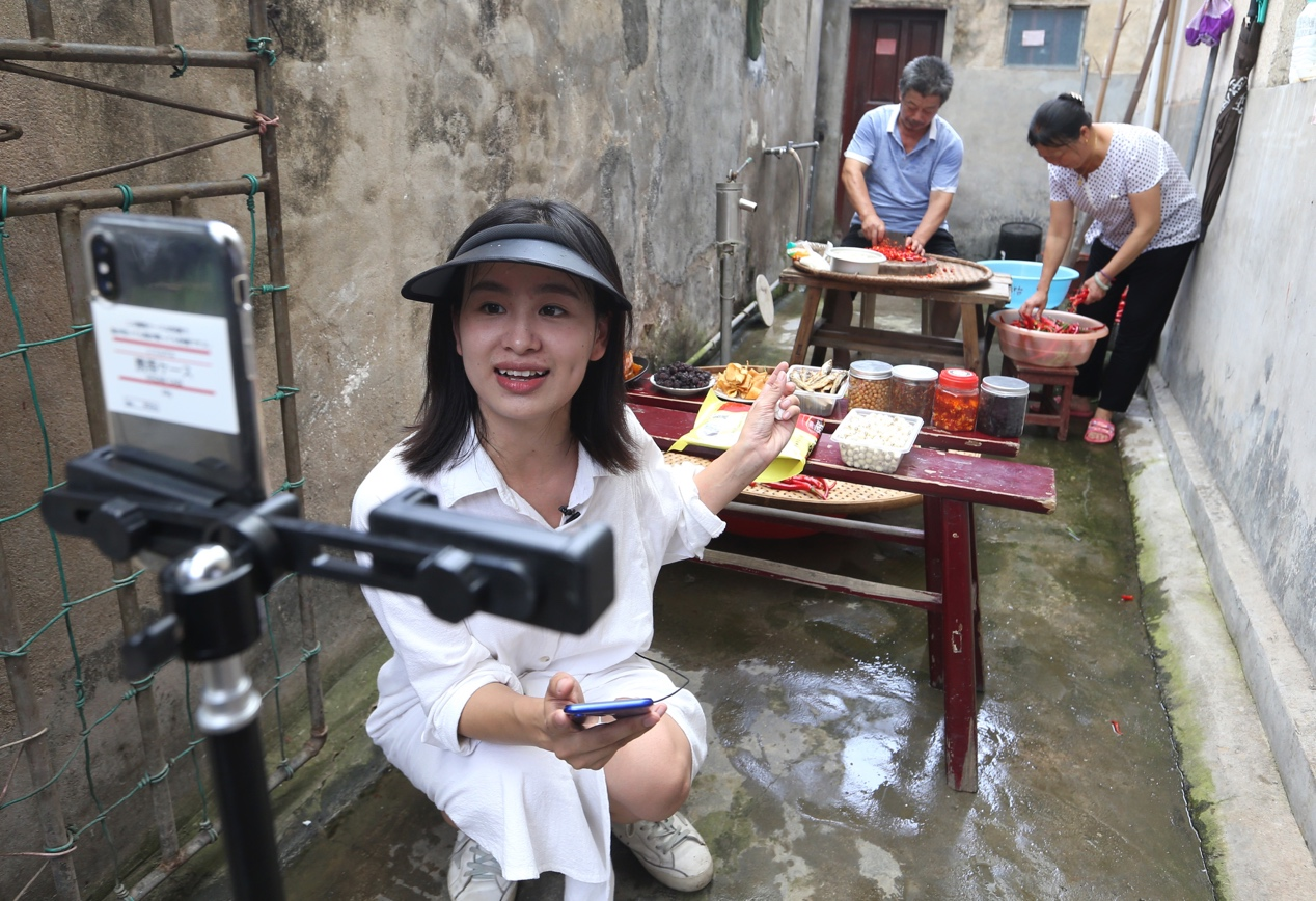 因为有了这些返乡青年,开淘宝店,做淘宝直播这些新农活在农村迅速展开