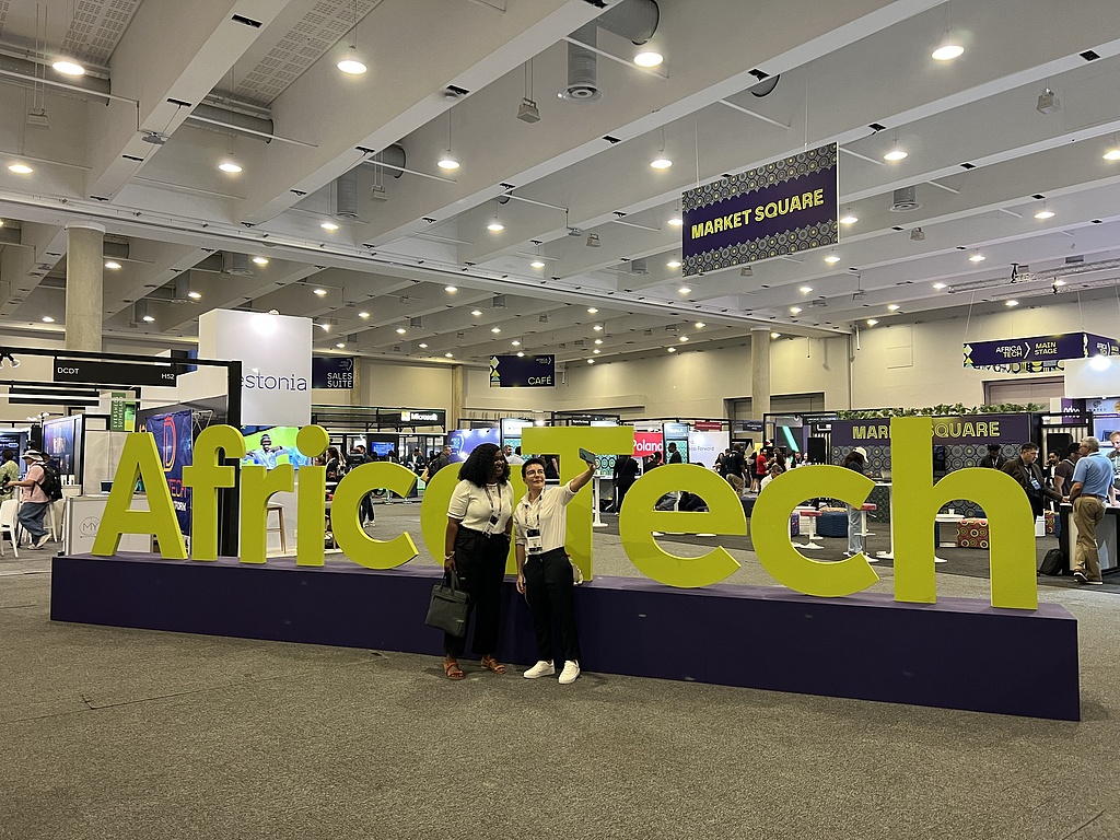 11月11日，第28届非洲科技节在南非开普敦举行，多家中国企业携AI新品参展。（视觉中国）