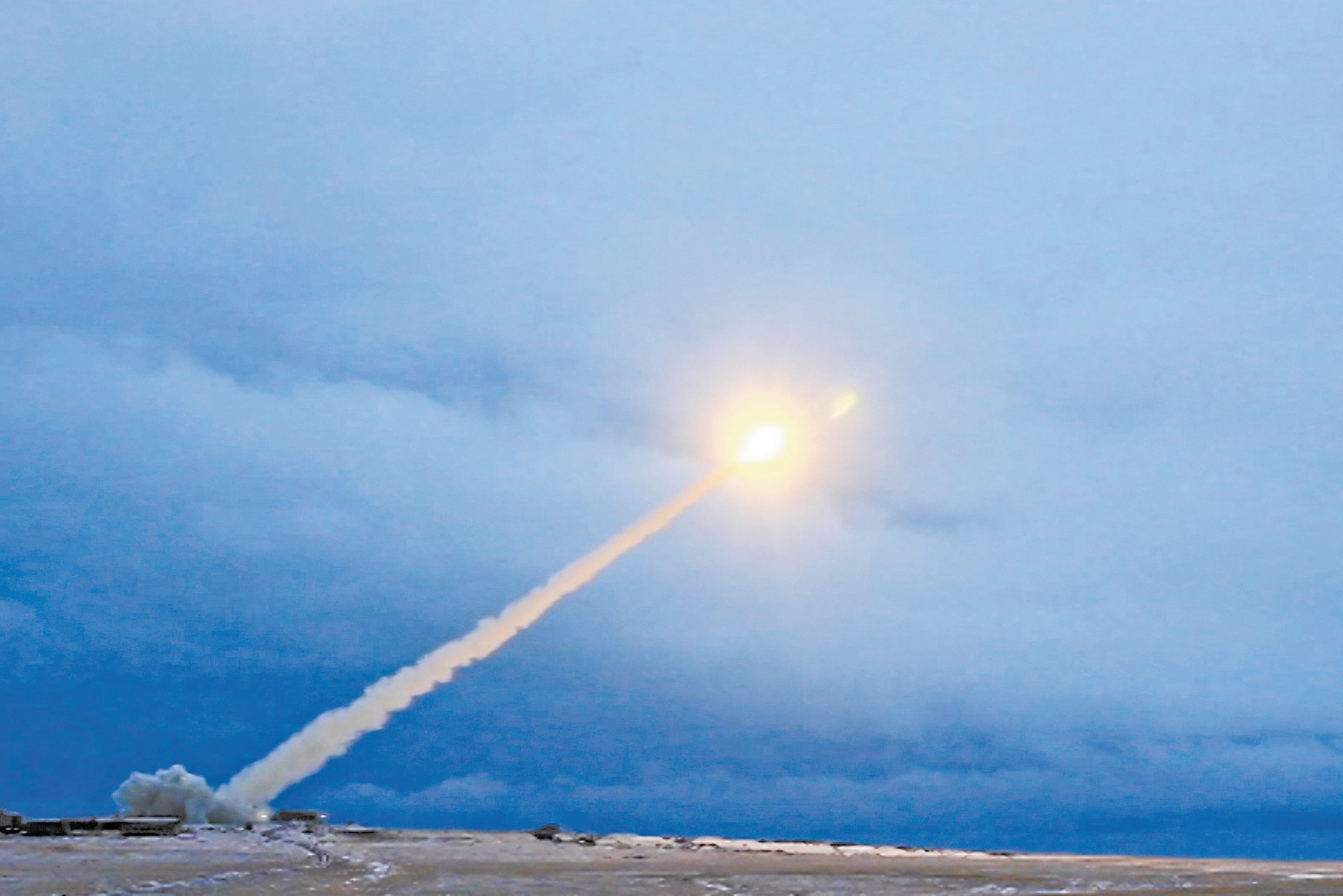 普京日前宣布，“海燕”巡航导弹已完成“决定性试验”。图为俄方2018年公布的核动力洲际巡航导弹发射的视频截图。（视觉中国）