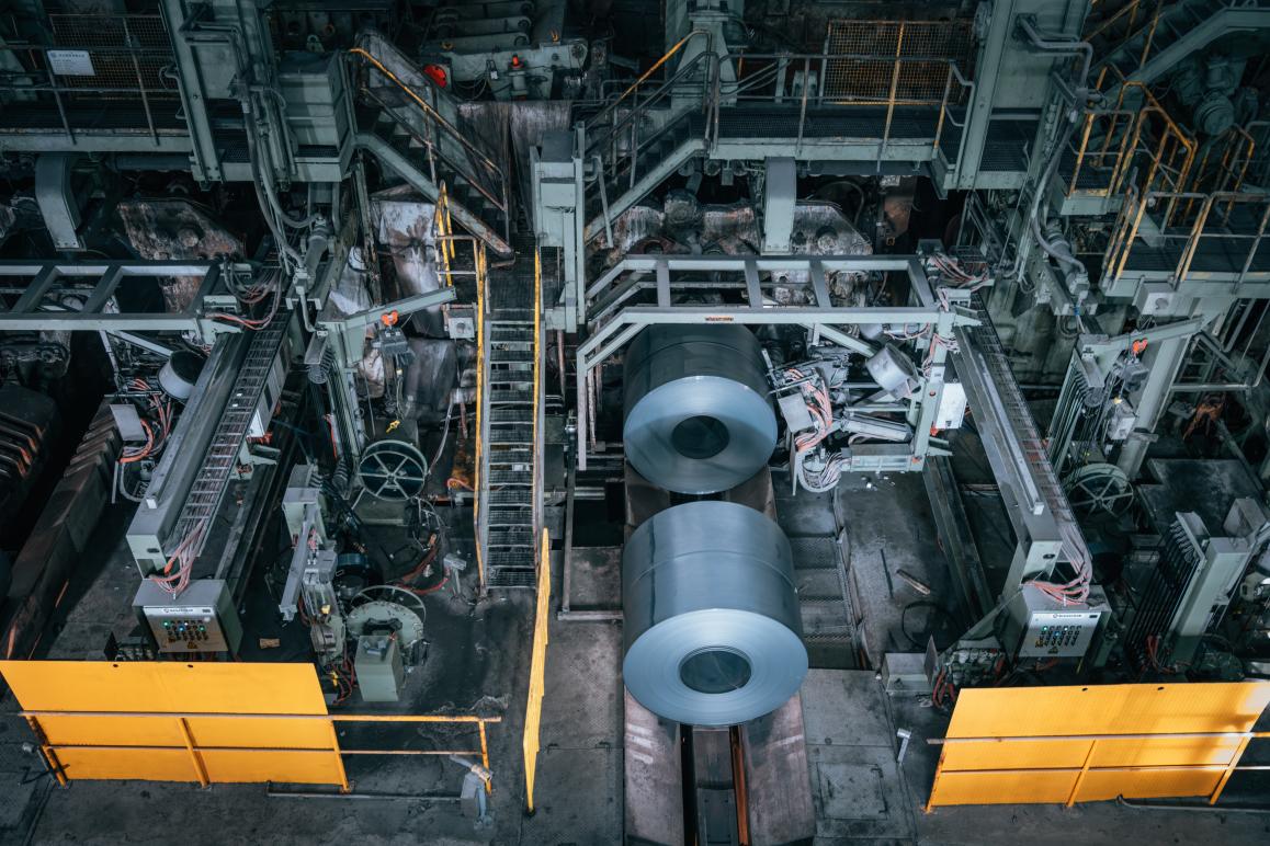 经过一道道轧制,厚重的钢板逐渐延展轧成钢卷。邱活 摄