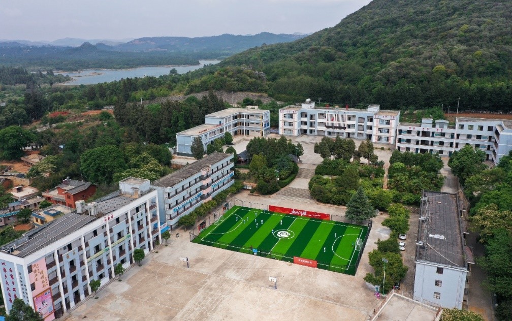 修建在石林县长湖镇维则青联希望小学的玫瑰梦想球场。