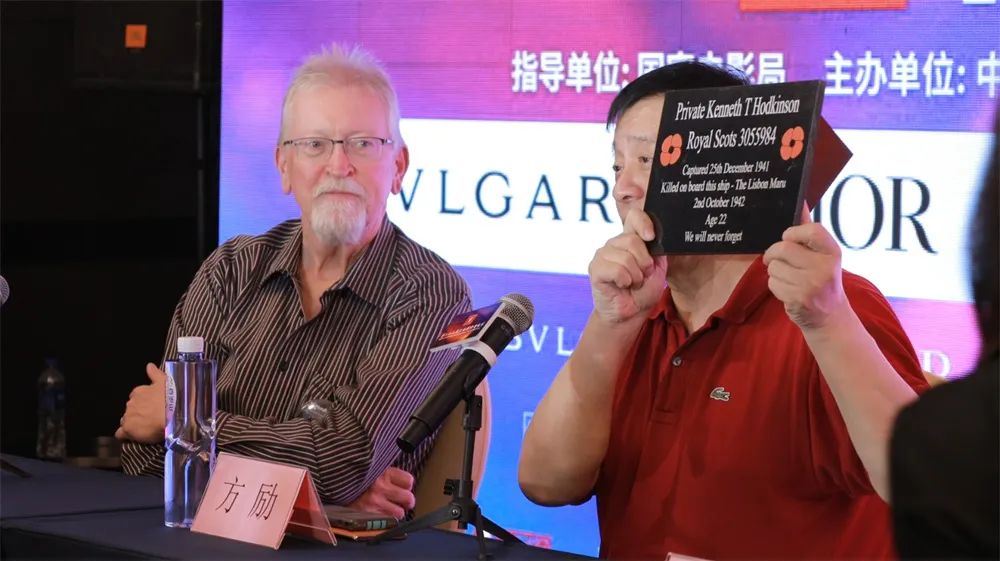 要沉入东极岛海底的墓碑。澎湃新闻记者 薛松 图