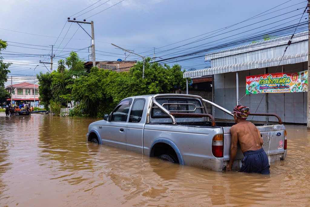 受台风和暴雨影响泰国多地遭受洪灾,房屋"泡澡"