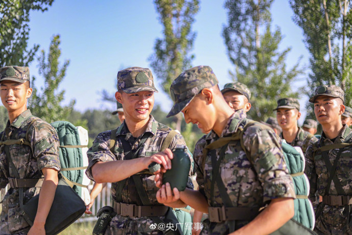加钢淬火!千余名武警新兵徒步行军