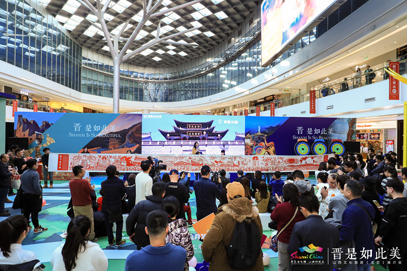 山西剪纸传承人王银凤老师制作的长达12米的剪纸卷轴展示