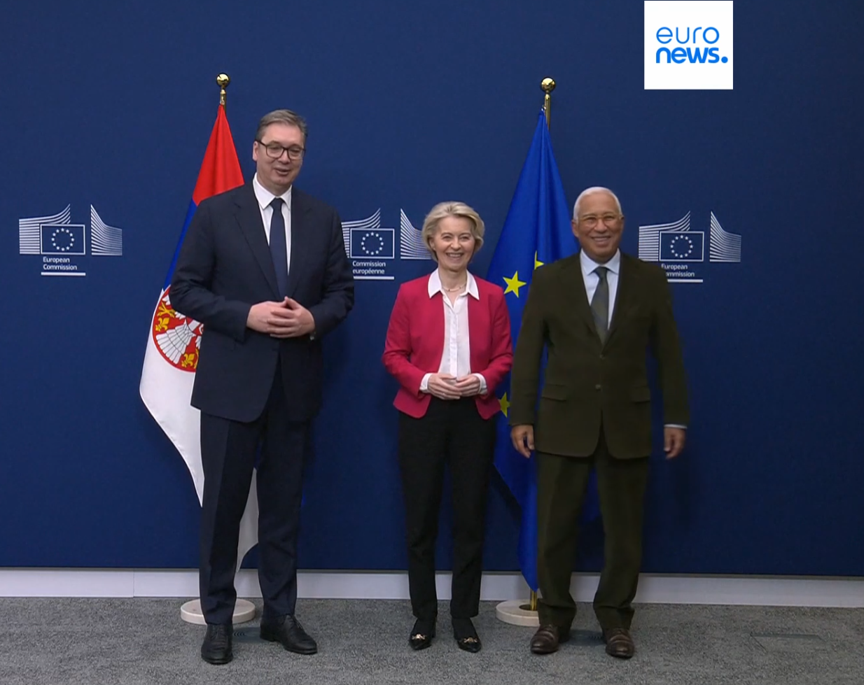 武契奇11日在欧盟委员会总部大厦与冯德莱恩及安东尼奥·科斯塔合影。图为外媒发布的视频截图